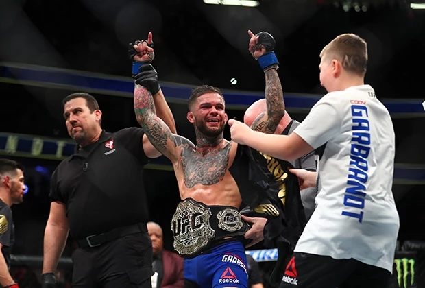 Экс-чемпиона UFC Гарбрандта выгнали из самолета